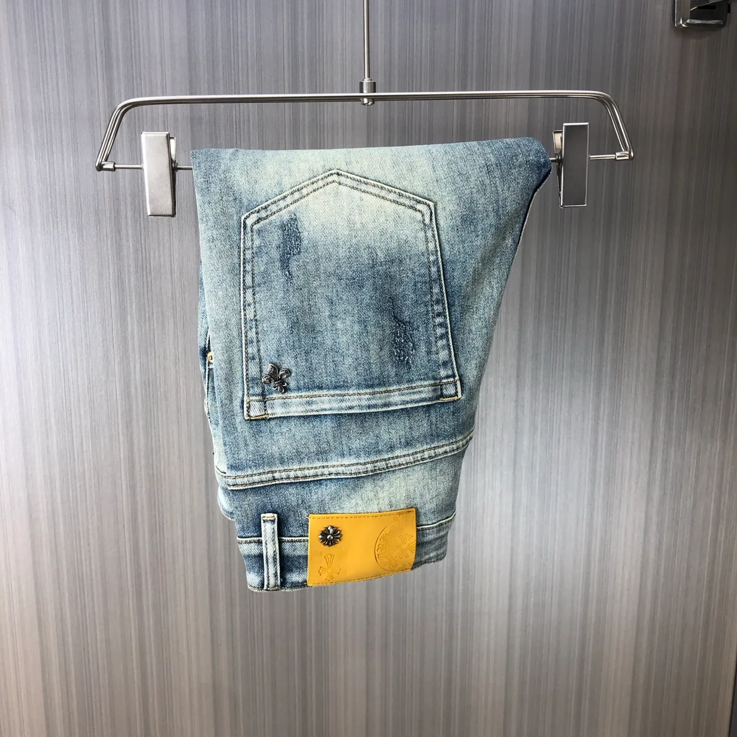 P220 chrome hearts denim shorts, the latest new men's jeans for spring and summer 2025! Heavy-duty washed denim fabric, customized fabric is softer and more comfortable than ordinary denim fabric! Ultra-heavy industrial washing process and double process washing. The entire pair of pants has a comfortable feel, top-notch fineness and breathability. All hardware brand logos are custom-made, and the materials are selected with the best attributes. The elasticity of the fabric is very good and the comfort is great! The low-key design style is simple and elegant. Yardage: 28-38 (no 35.37)